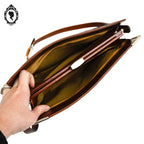 Sac à main cuir croco marron porté épaule femme chic vintage