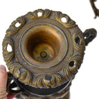 Paire de cassolettes décoratives à anses ornées et décors de putti, régule patine verte et dorée
