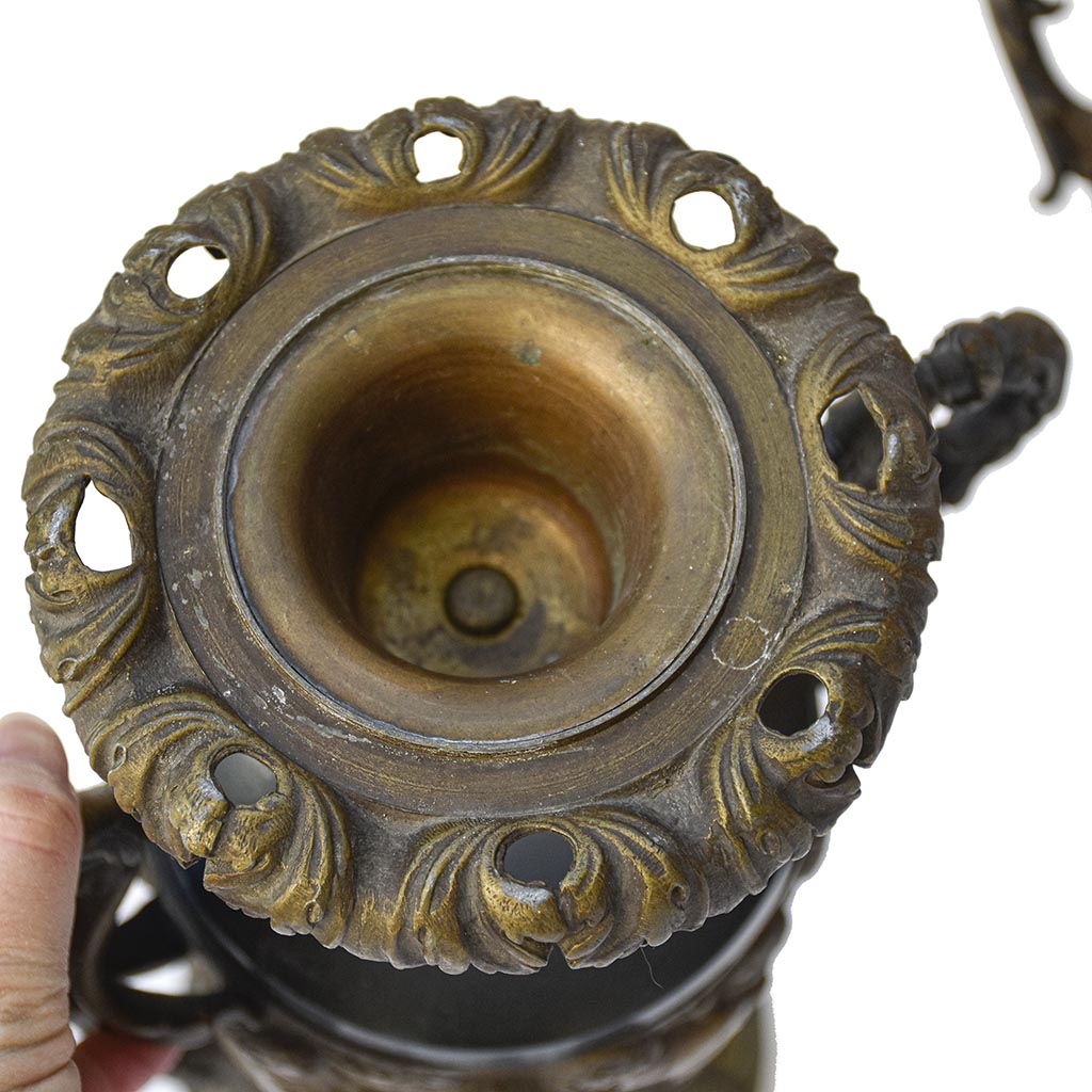 Paire de cassolettes décoratives à anses ornées et décors de putti, régule patine verte et dorée