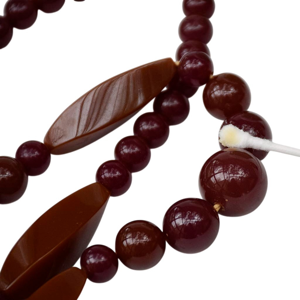 Sautoir perles en bakélite bordeaux et caramel – Art déco, 79,5 cm ancien vintage