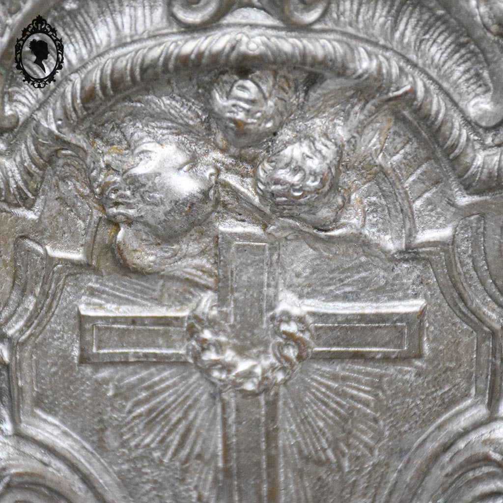 Bénitier avec croix et anges gris argenté en métal régule ancien