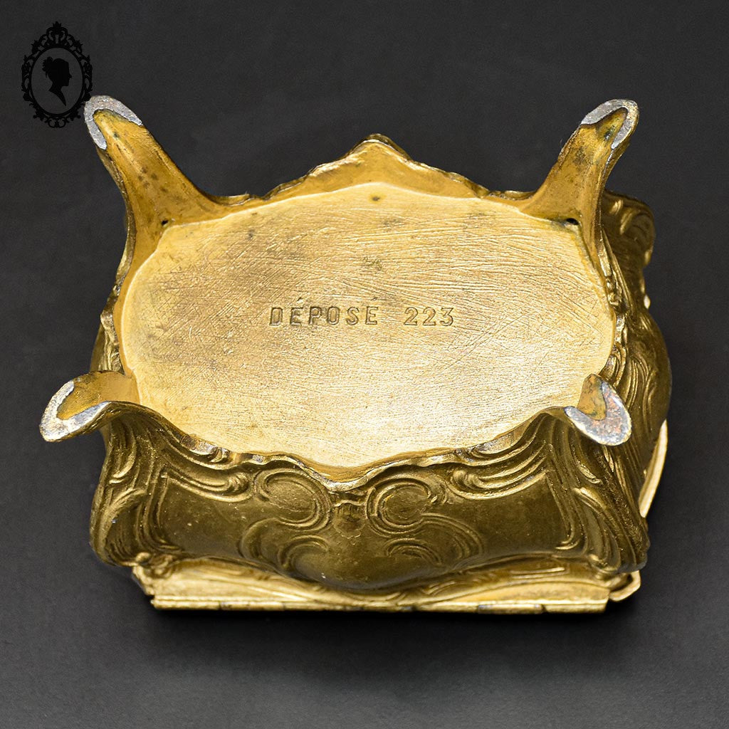 Boite ou coffret à bijoux métal forme commode bombée dorée ancienne