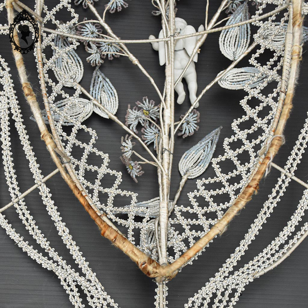 Couronne florale perles blanches objet de curiosité mortuaire ancienne 1900 H 75 cm