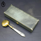 Cuillère à sucre saupoudreuse ou couvert ajouré en argent et vermeil doré ancien