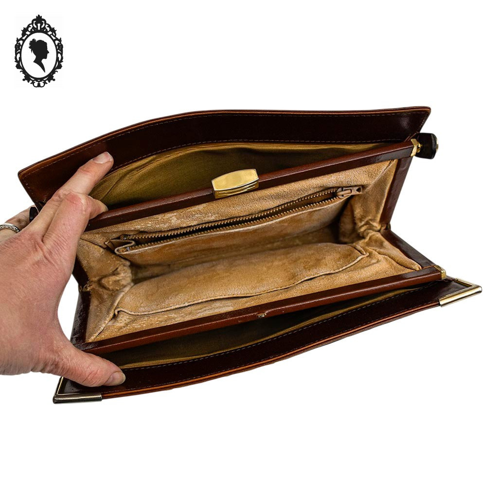 Sac à main cuir croco marron porté épaule femme chic vintage