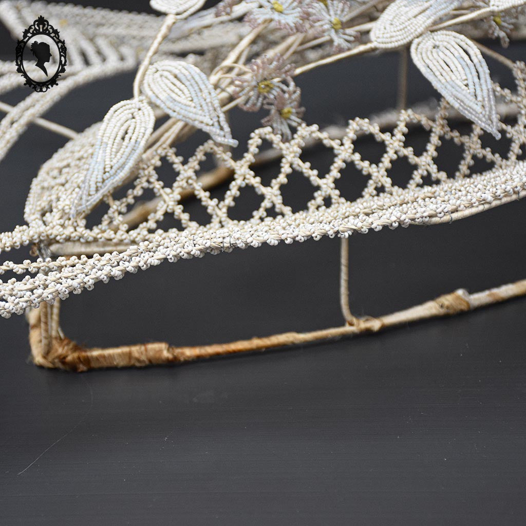 Couronne florale perles blanches objet de curiosité mortuaire ancienne 1900 H 75 cm