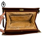Sac à main cuir croco marron porté épaule femme chic vintage
