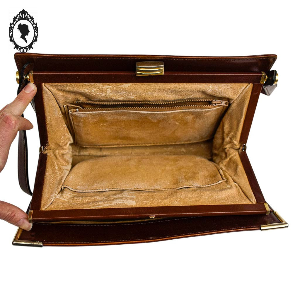 Sac à main cuir croco marron porté épaule femme chic vintage