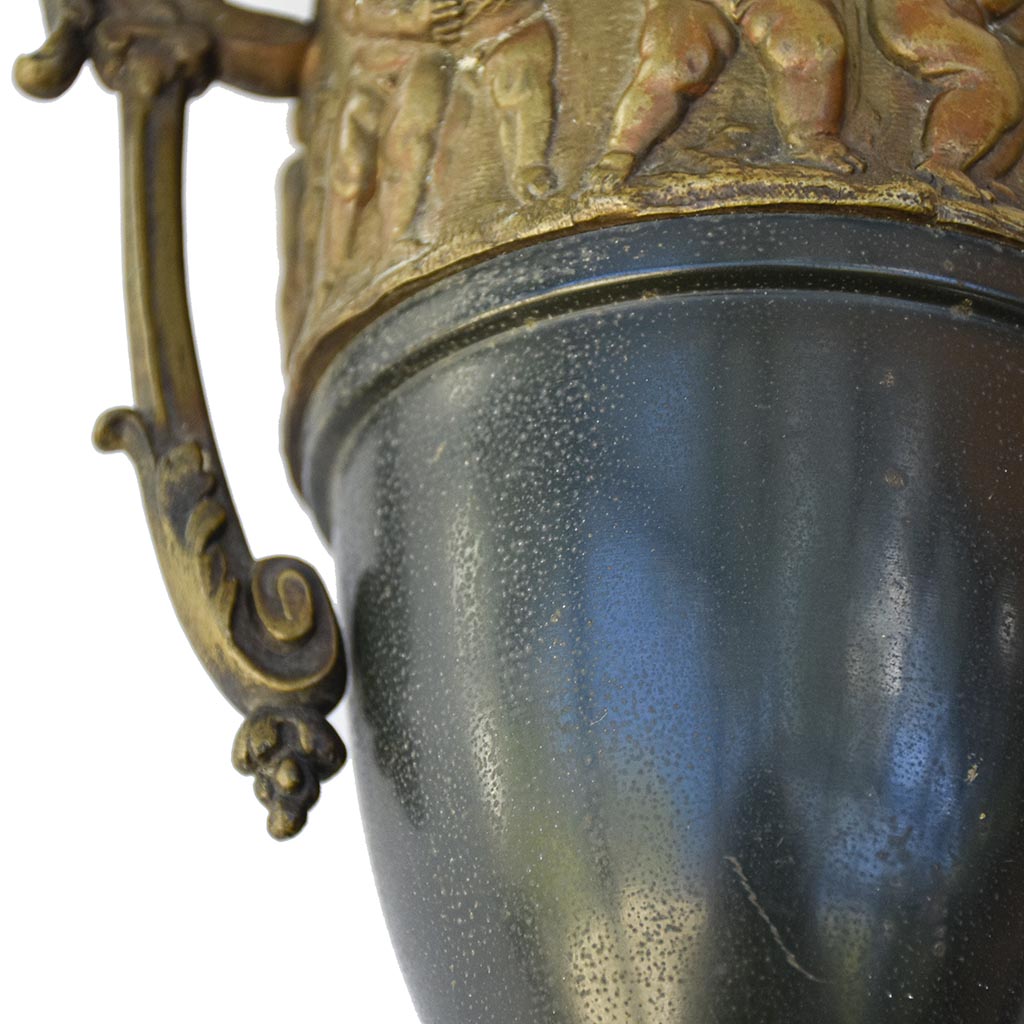 Paire de cassolettes décoratives à anses ornées et décors de putti, régule patine verte et dorée