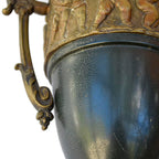 Paire de cassolettes décoratives à anses ornées et décors de putti, régule patine verte et dorée