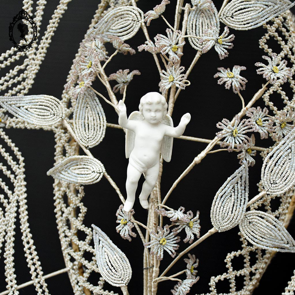 Couronne florale perles blanches objet de curiosité mortuaire ancienne 1900 H 75 cm