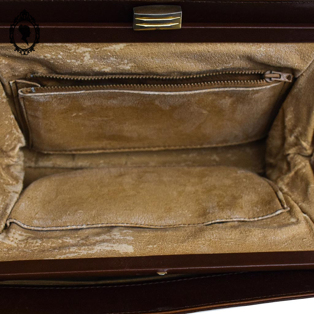 Sac à main cuir croco marron porté épaule femme chic vintage