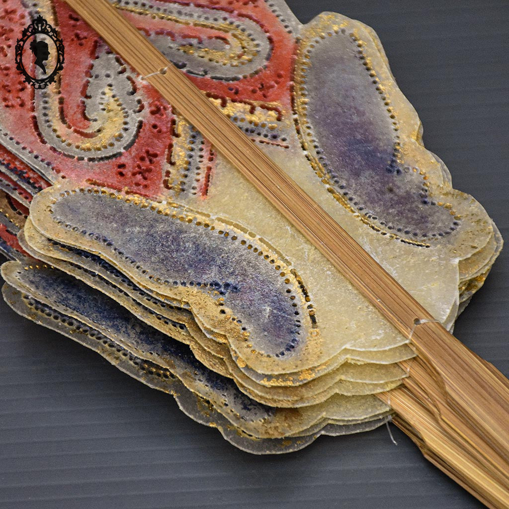 Éventail en peau ajourée violet rouge bois bambou indonésien vintage