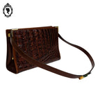 Sac à main cuir croco marron porté épaule femme chic vintage