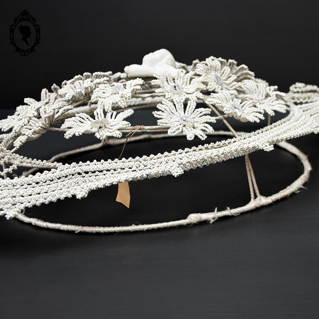 Couronne florale ange perles blanches objet de curiosité mortuaire ancienne 1900 H 76 cm