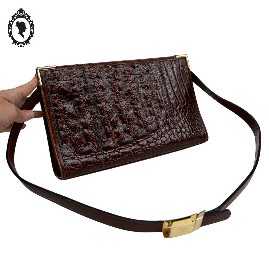 Sac à main cuir croco marron porté épaule femme chic vintage