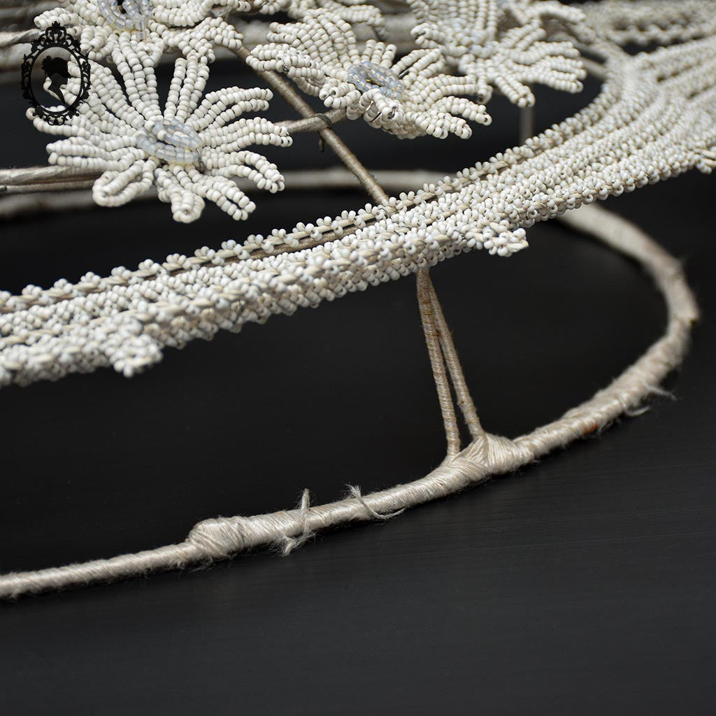 Couronne florale ange perles blanches objet de curiosité mortuaire ancienne 1900 H 76 cm