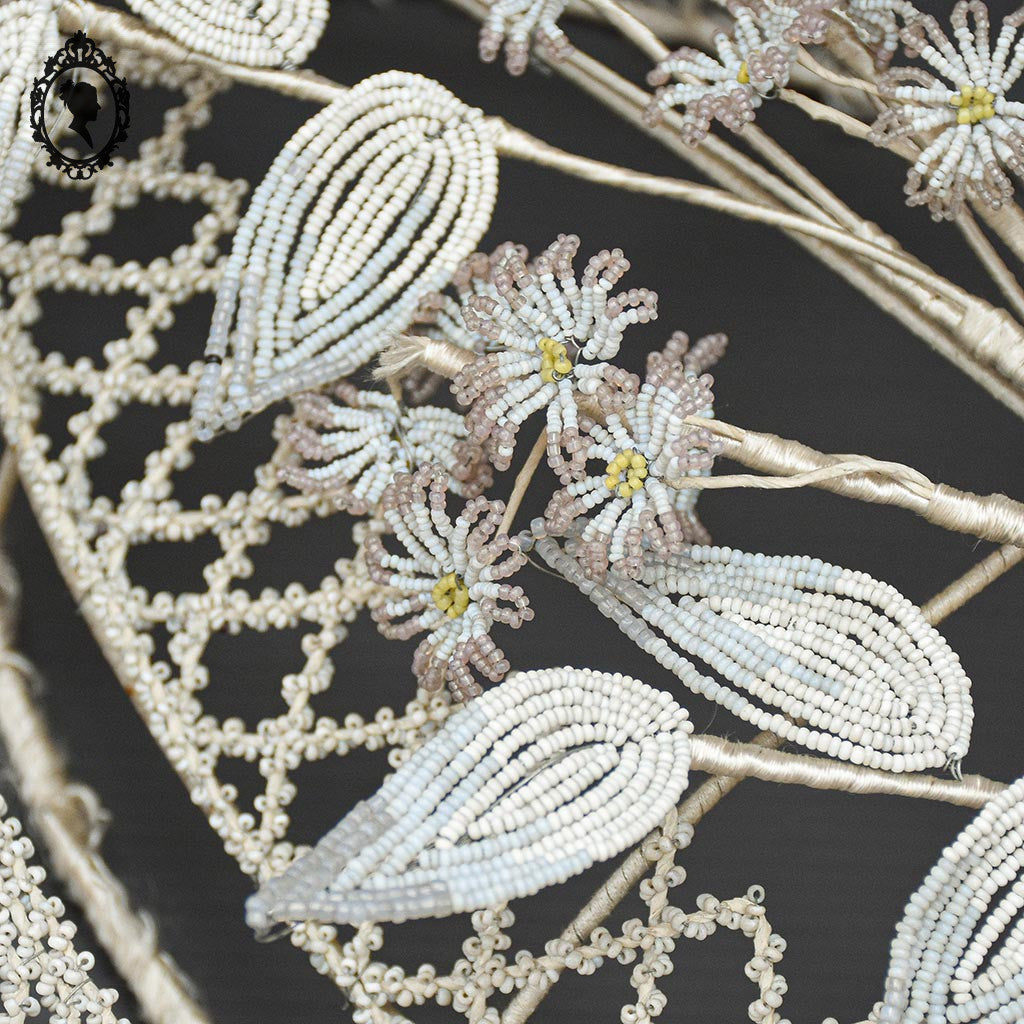 Couronne florale perles blanches objet de curiosité mortuaire ancienne 1900 H 75 cm