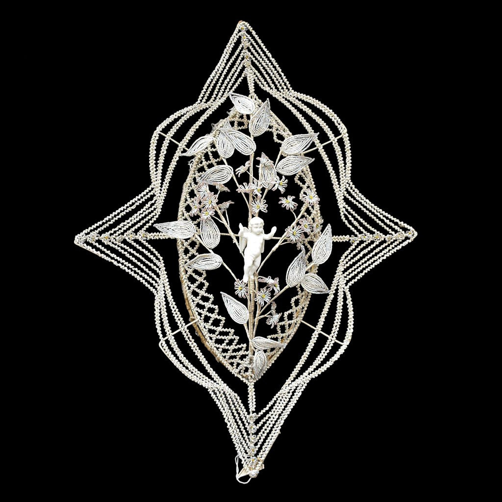 Couronne florale perles blanches objet de curiosité mortuaire ancienne 1900 H 75 cm