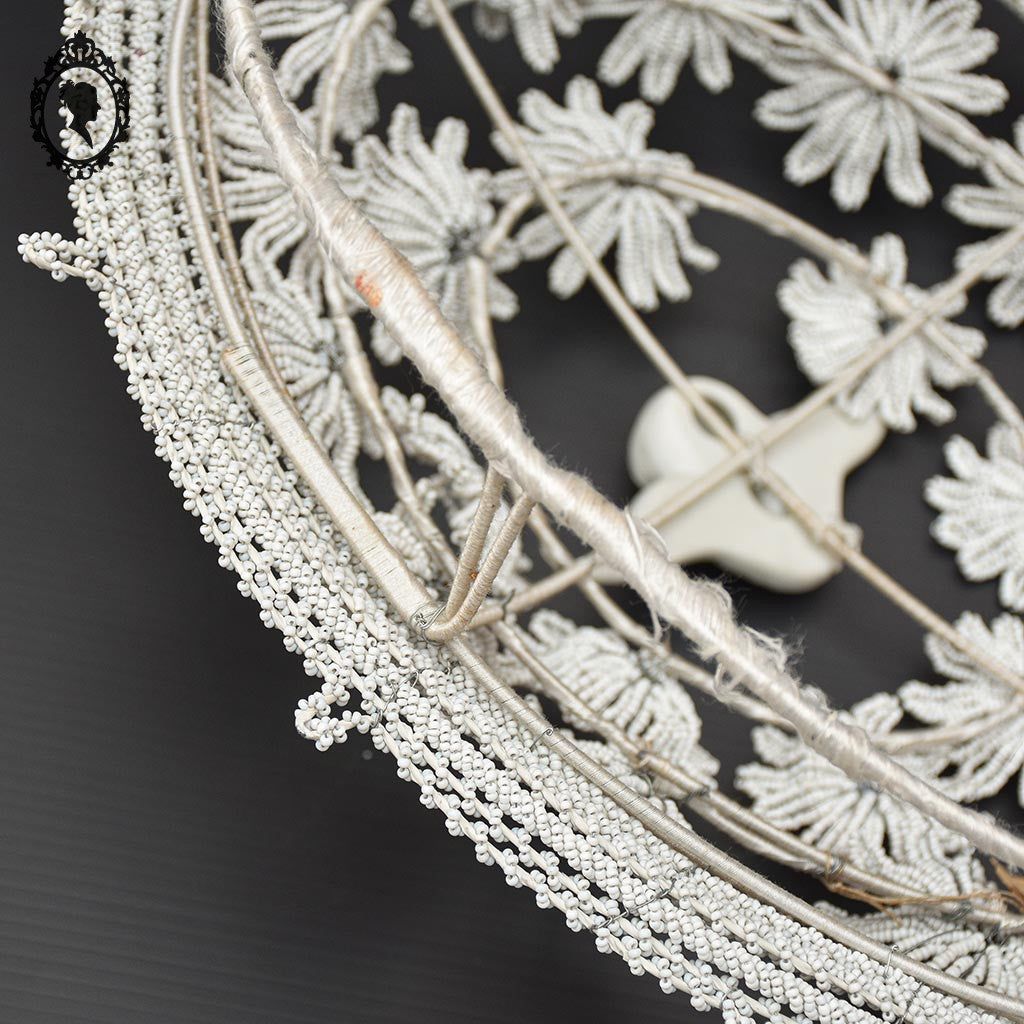Couronne florale ange perles blanches objet de curiosité mortuaire ancienne 1900 H 76 cm