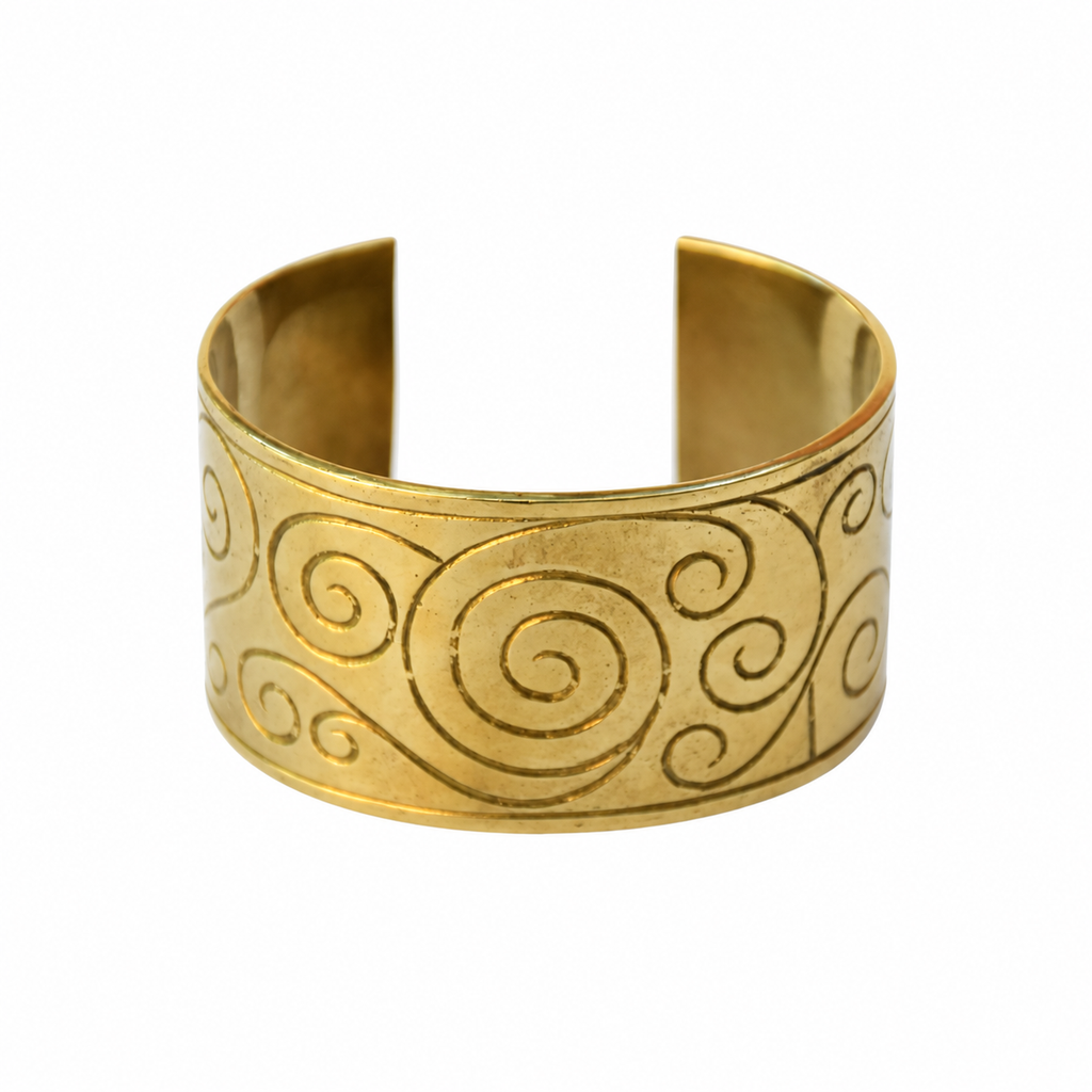 Bracelet manchette laiton doré à volutes gravées – style vintage signé BBC