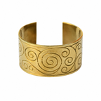 Bracelet manchette laiton doré à volutes gravées – style vintage signé BBC