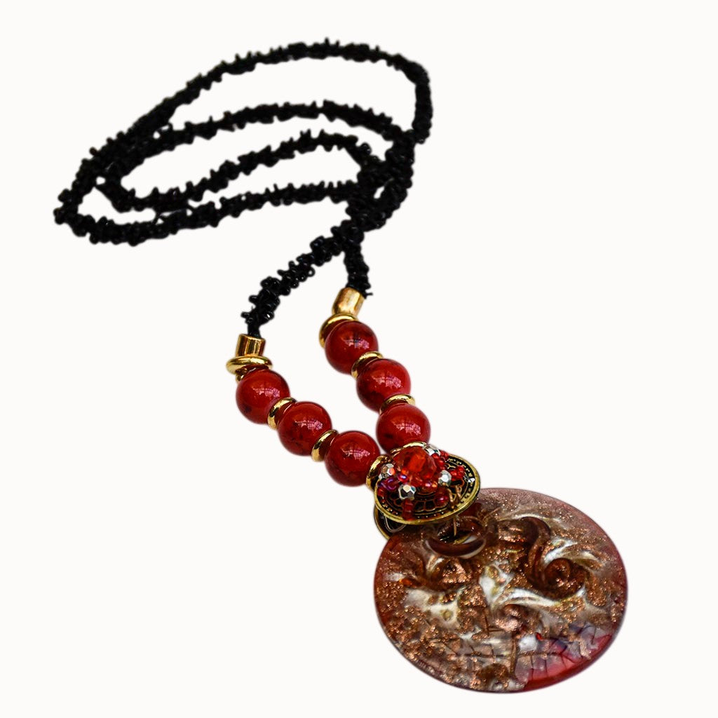 Collier style Murano rouge et doré, pendentif rond et perles noires rocailles