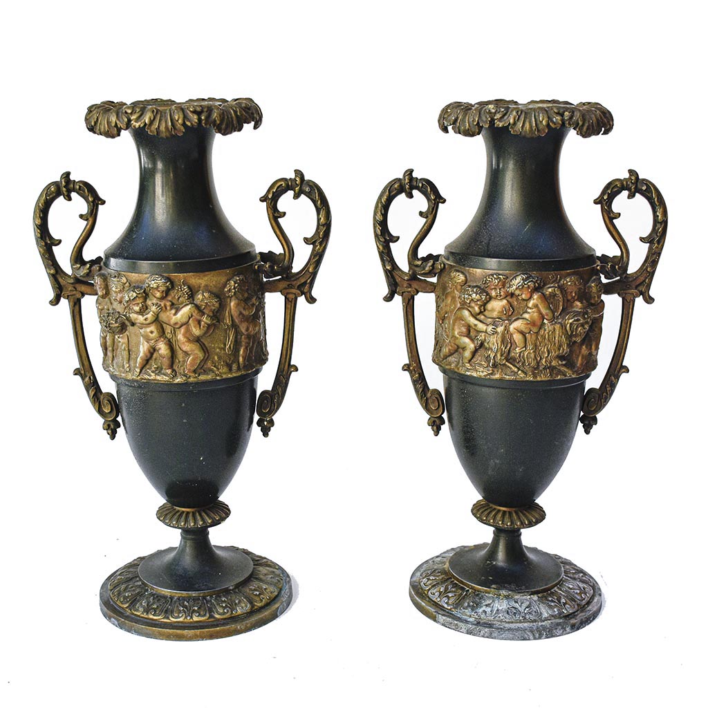 Paire de cassolettes décoratives à anses ornées et décors de putti, régule patine verte et dorée