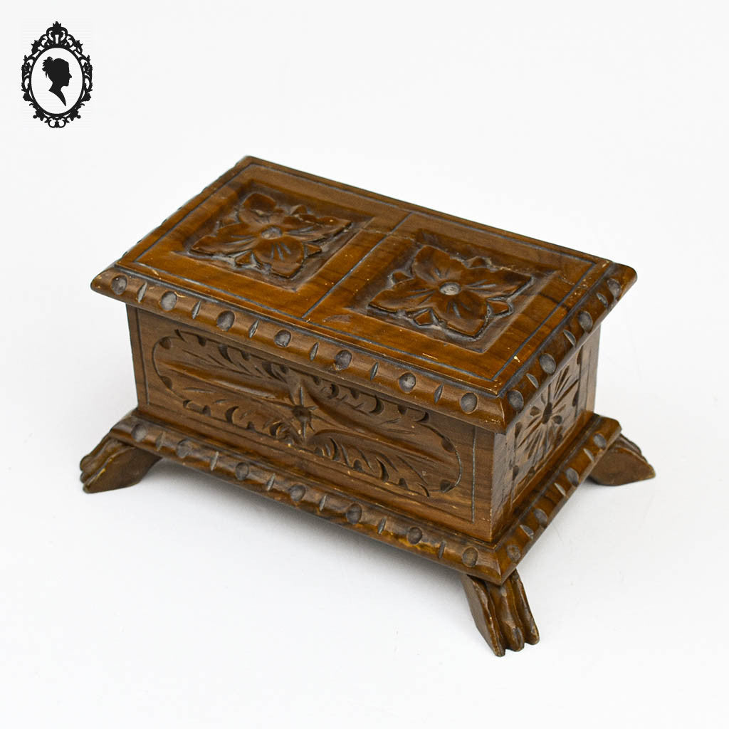 Coffret boite rectangulaire en bois motifs sculptée de fleur art populaire ancien