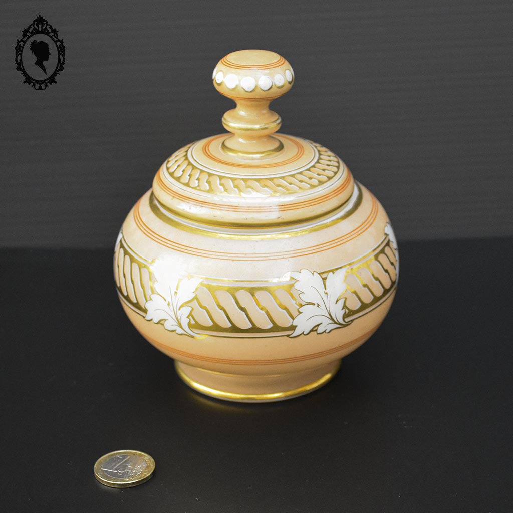 Ancienne bonbonnière boite à bijoux rose saumon or en opaline avec feuilles d’acanthe
