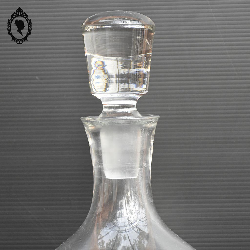 Belle carafe ancienne en verre blanc très épais avec bouchon Art déco