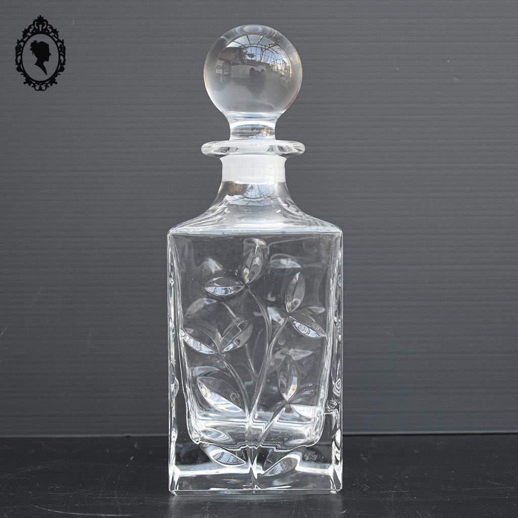 Belle carafe motif végétal en cristal avec bouchon rond vintage