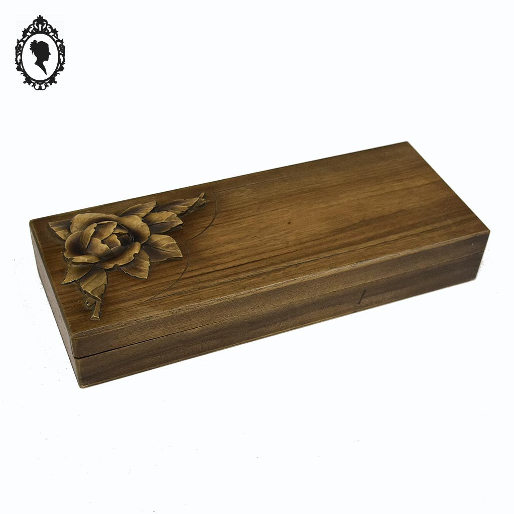 Boite longue rectangulaire en bois motifs sculptée de fleur art populaire