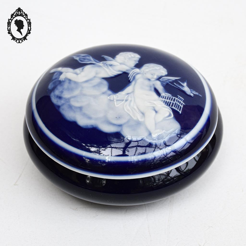 Bonbonnière signée Tharaud Limoges boîte porcelaine bleue anges blancs