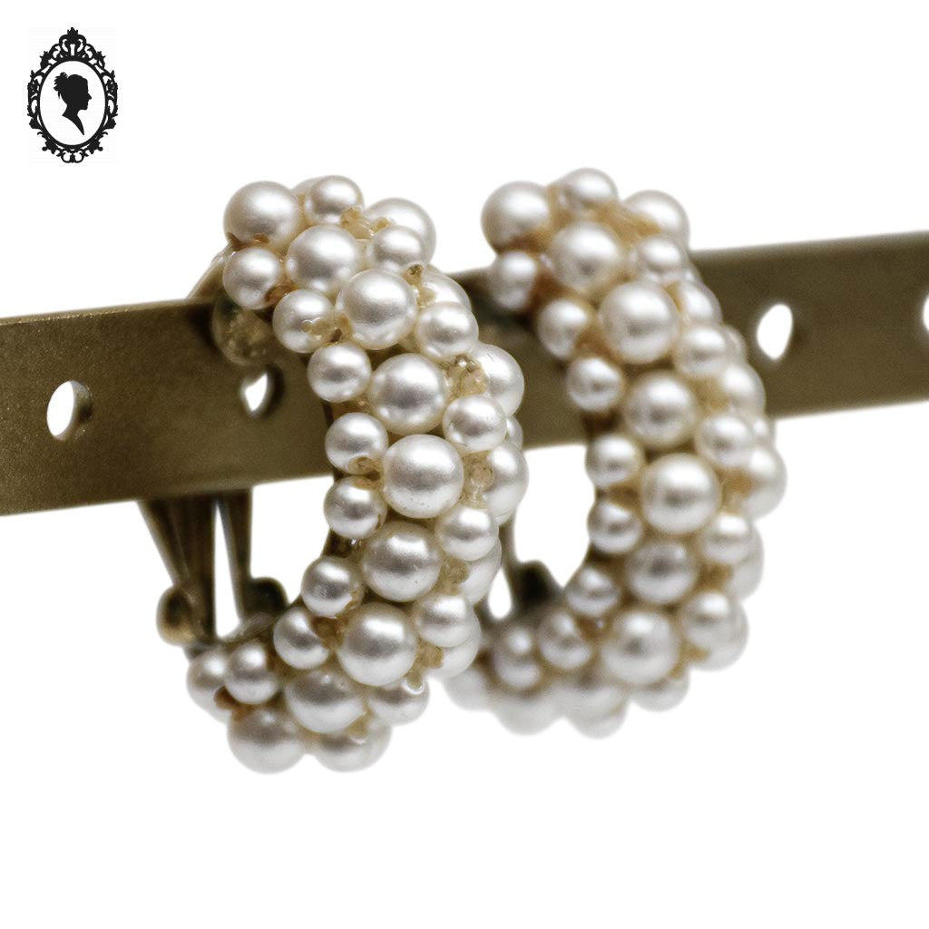Boucles d’oreilles chic à clips demi créole petites perles de culture fantaisie bijoux vintage
