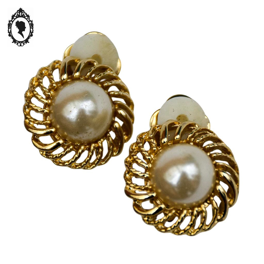 Boucles d’oreilles perle cabochon nacre et métal doré ajouré ronde à clips bijou vintage chic