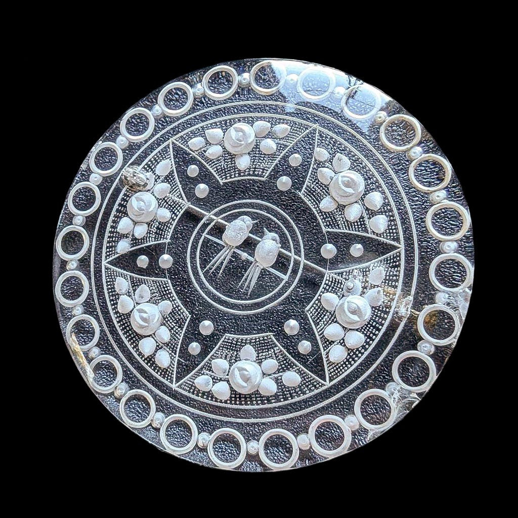 Broche ronde en lucite plexi motifs fleurs et oiseaux Art Nouveau Déco ancienne
