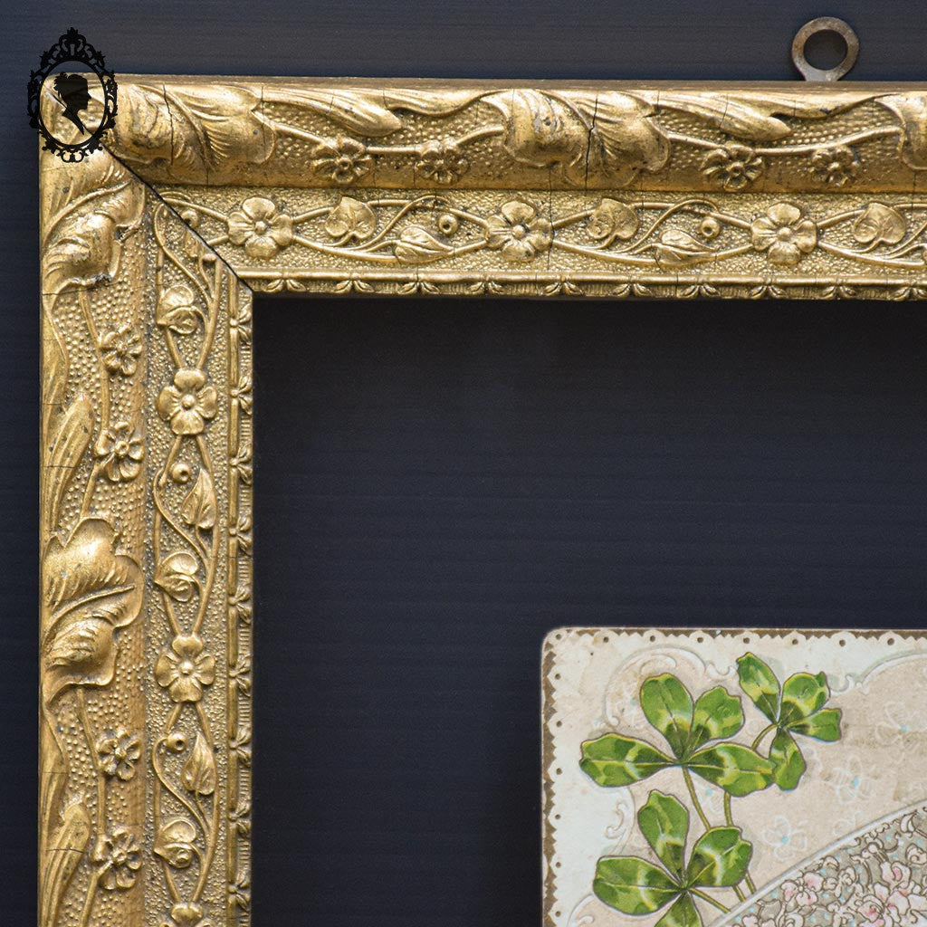 Cadre doré « Porte Bonheur » carte postale entre 2 verres Art Nouveau