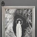 Cadre religieux tableau tapisserie soie tissée argent N D de Lourdes sur tissu vintage