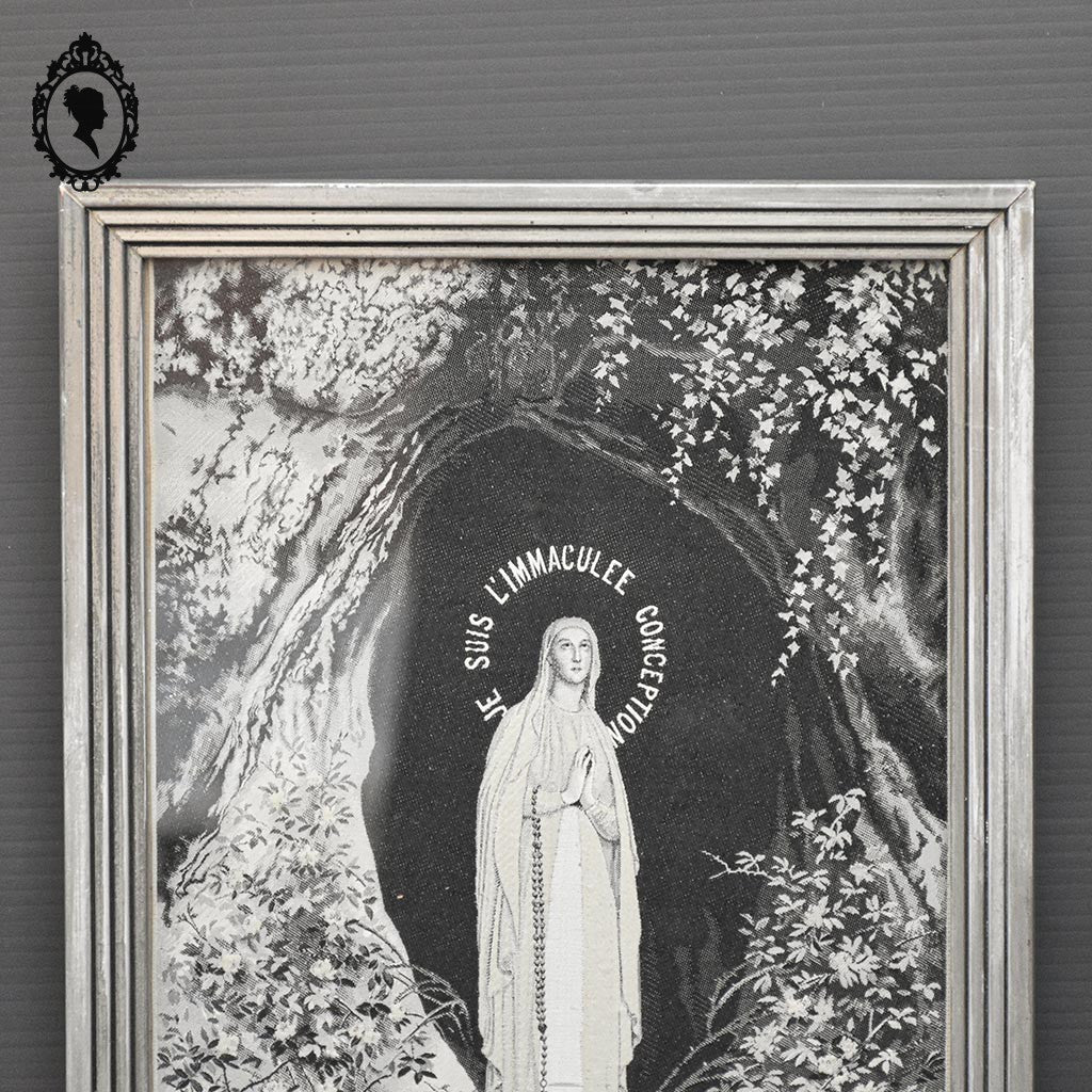 Cadre religieux tableau tapisserie soie tissée argent N D de Lourdes sur tissu vintage
