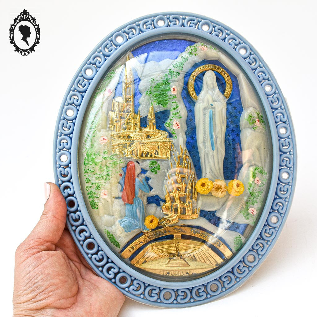 Cadre reliquaire ovale verre bombé Lourdes plastique bleu vintage