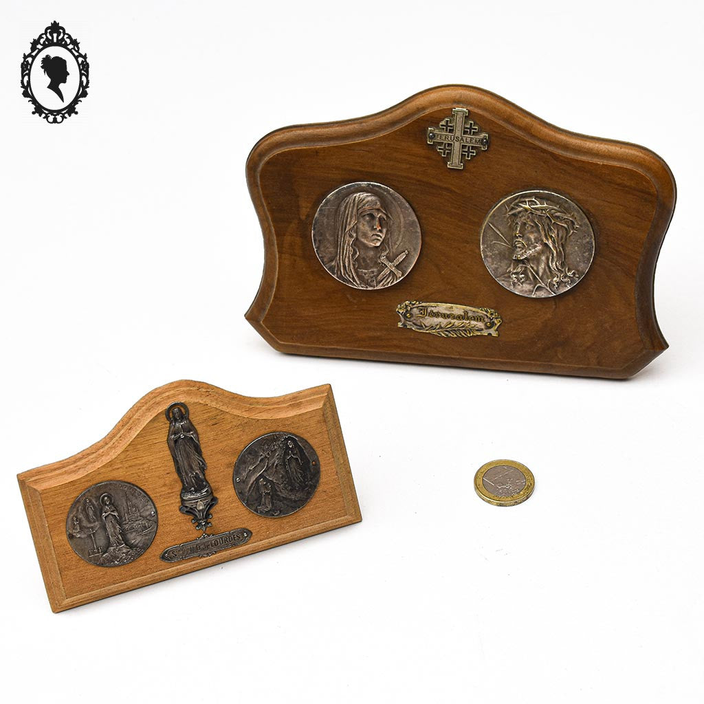 Cadres religieux vierge Marie et Jésus Lourdes Jérusalem médailles sur bois à poser vintage