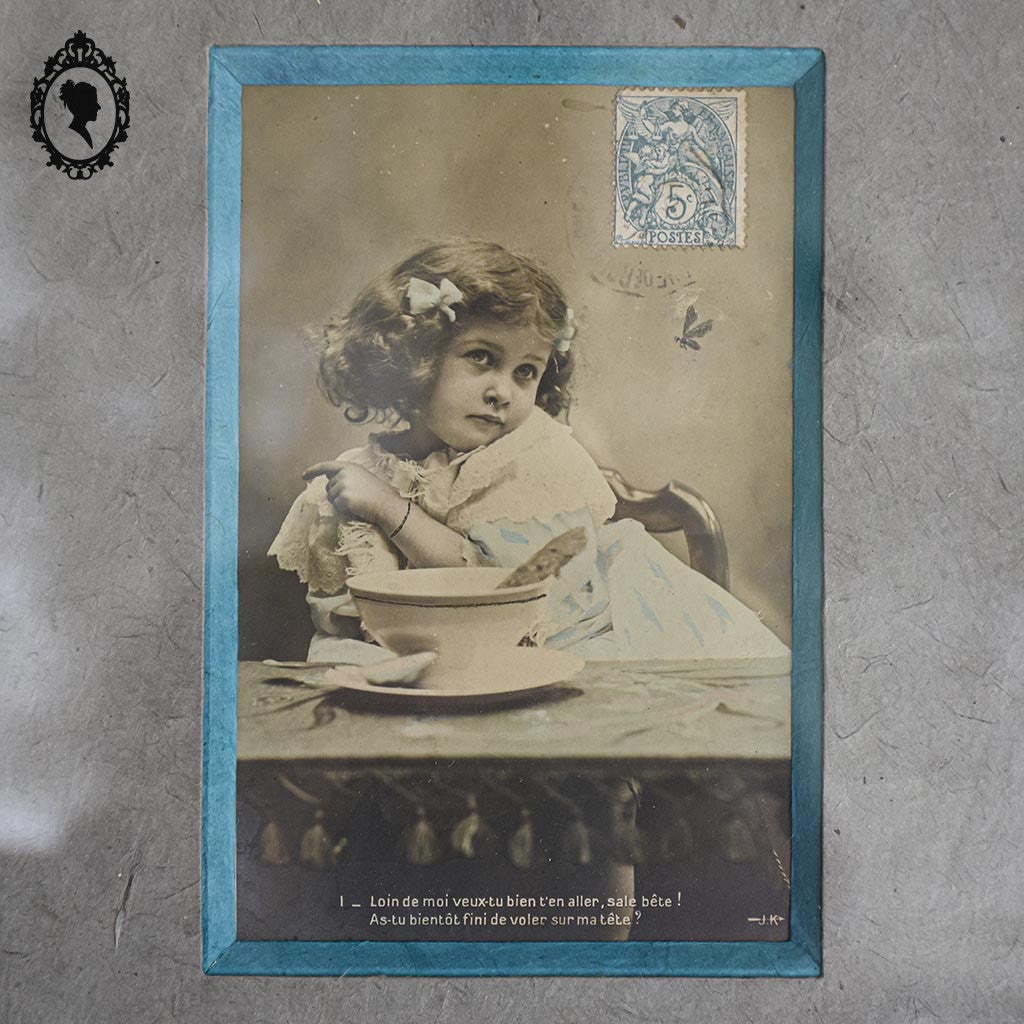 Carte postale petite fille 1900 joliment encadré gris et bleu objet unique
