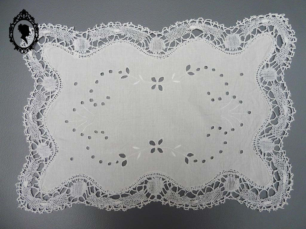 Centre de table en fil de lin blanc brodé main et dentelle rectangulaire