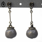 Chic paire de boucles d’oreilles pendantes perle grège beige gris