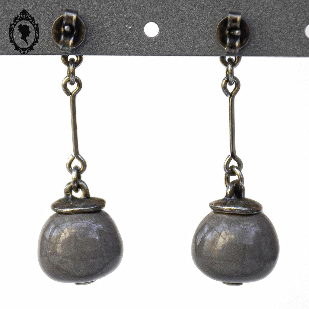 Chic paire de boucles d’oreilles pendantes perle grège beige gris