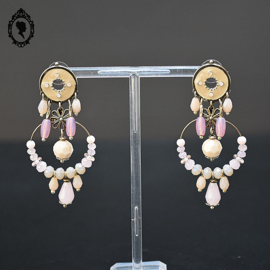 Chic paire de boucles d’oreilles pendantes perle rose beige