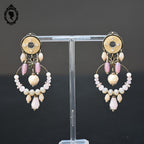 Chic paire de boucles d’oreilles pendantes perle rose beige