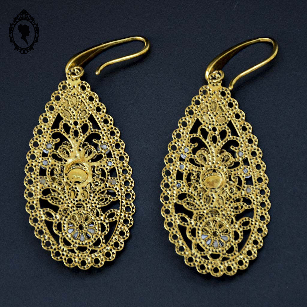Chic paire de boucles d’oreilles percées pendantes arabesques dorées strass gris