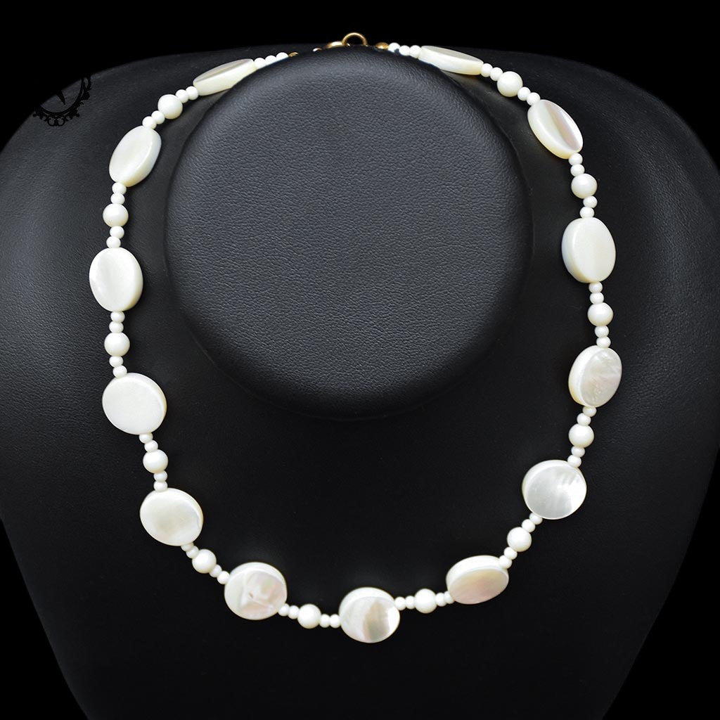 Collier ras de cou perles de nacre plates et rondes beige vintage